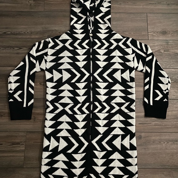 Small cardigan with hood. - Picture 1 of 6